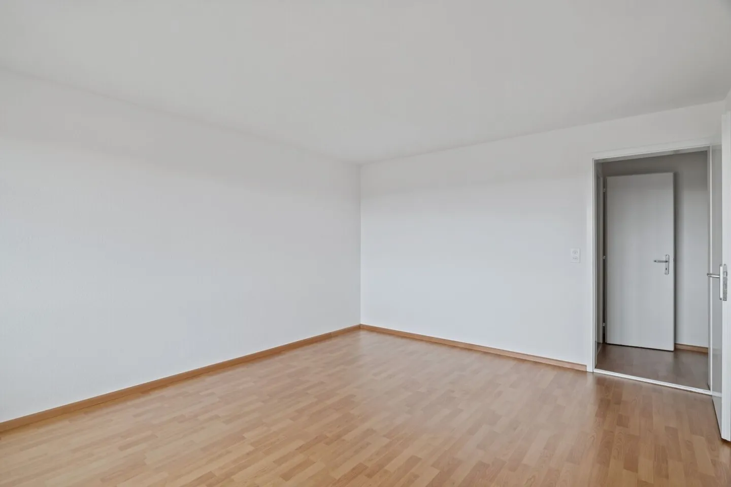 Move in now - freshly renovated apartment quiet, green & central - Photo 8 of 10