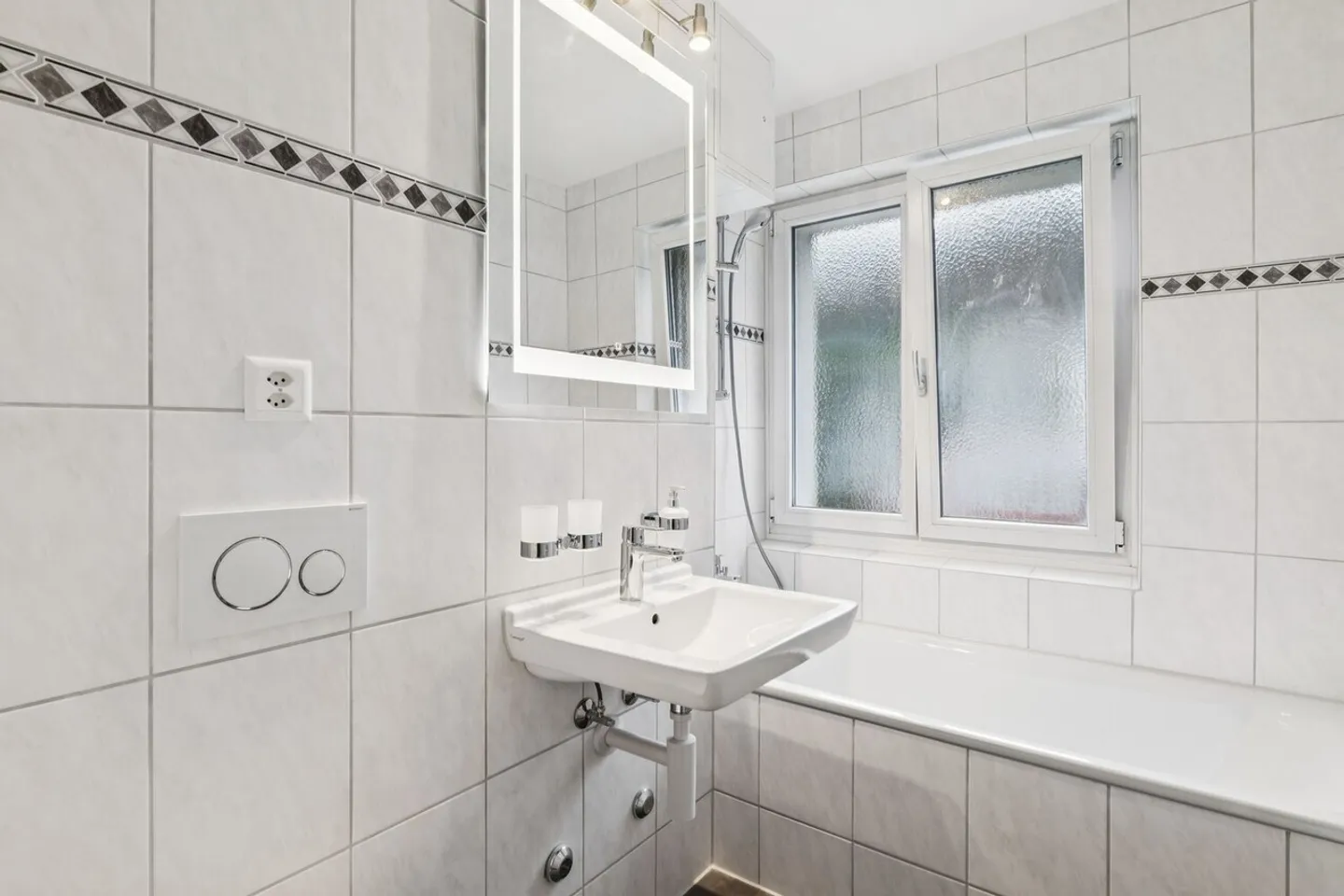 Move in now - freshly renovated apartment quiet, green & central - Photo 9 of 10