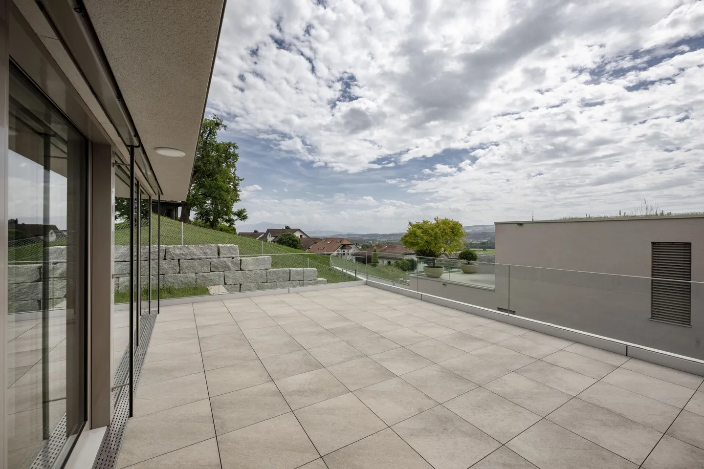Maison de terrasse à 2 étages avec 2 terrasses et 1 coin salon - Photo 2 sur 16