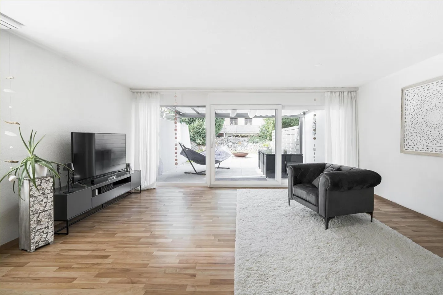 Corner House in a Quiet Location - Photo 3 of 11