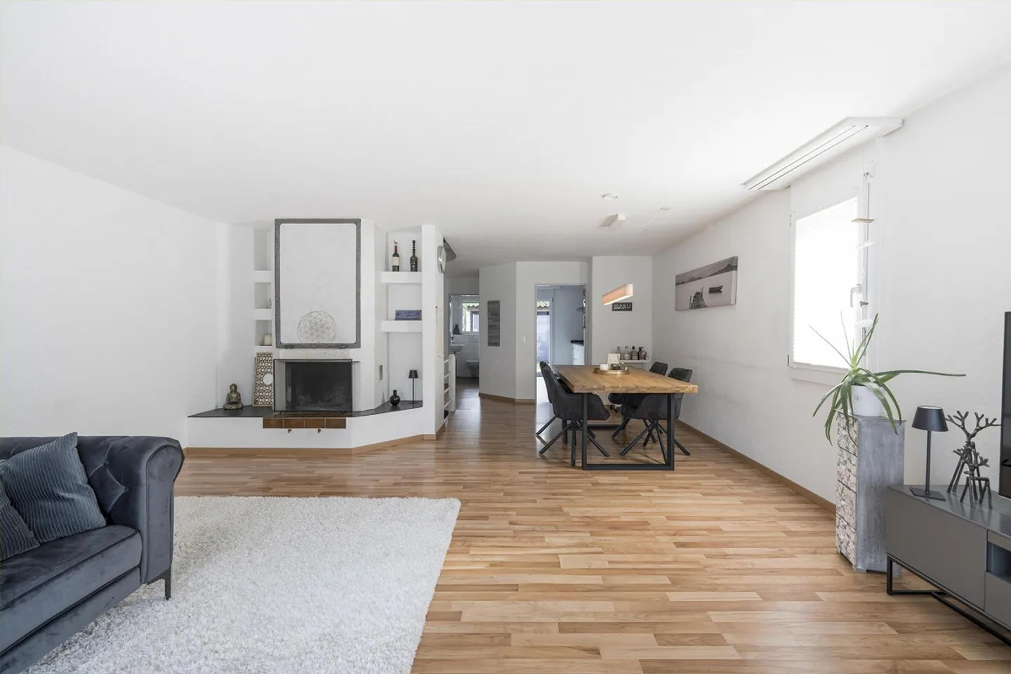 Corner House in a Quiet Location - Photo 4 of 11