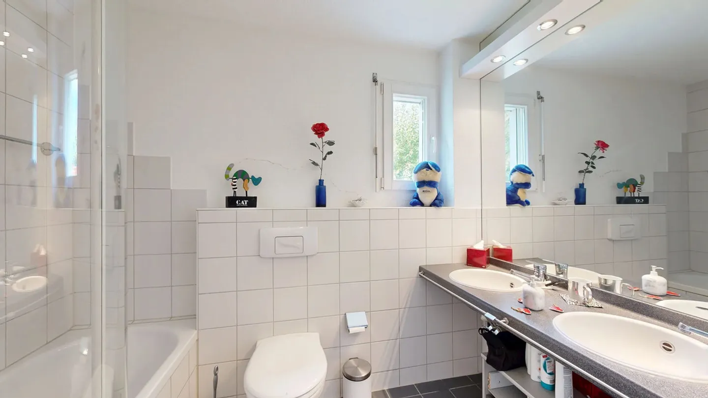 Helles 5.5-Zimmer-Doppelhaus mit Carport und zwei Aussenparkplätzen - Foto 6 von 17