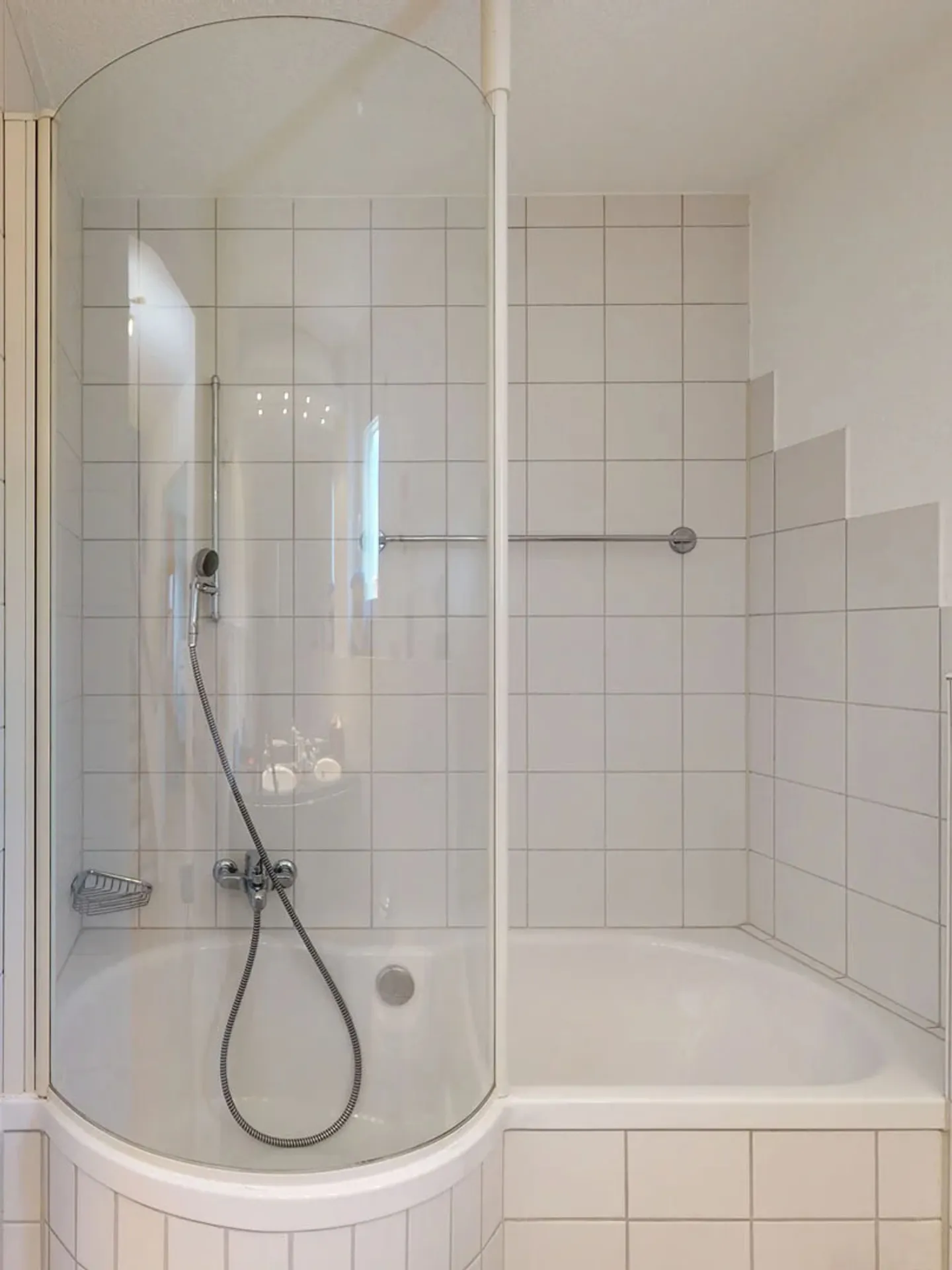 Helles 5.5-Zimmer-Doppelhaus mit Carport und zwei Aussenparkplätzen - Foto 7 von 17