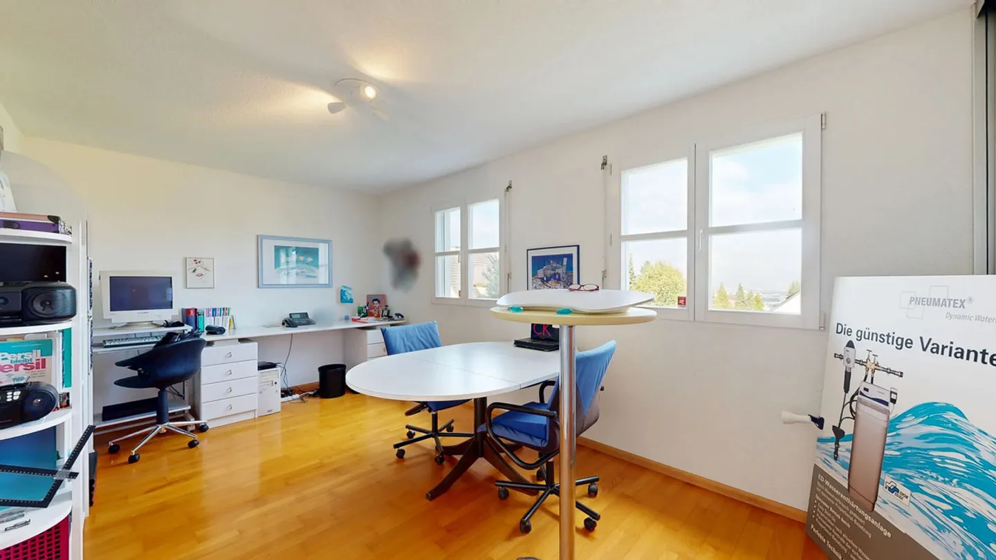 Helles 5.5-Zimmer-Doppelhaus mit Carport und zwei Aussenparkplätzen - Foto 8 von 17