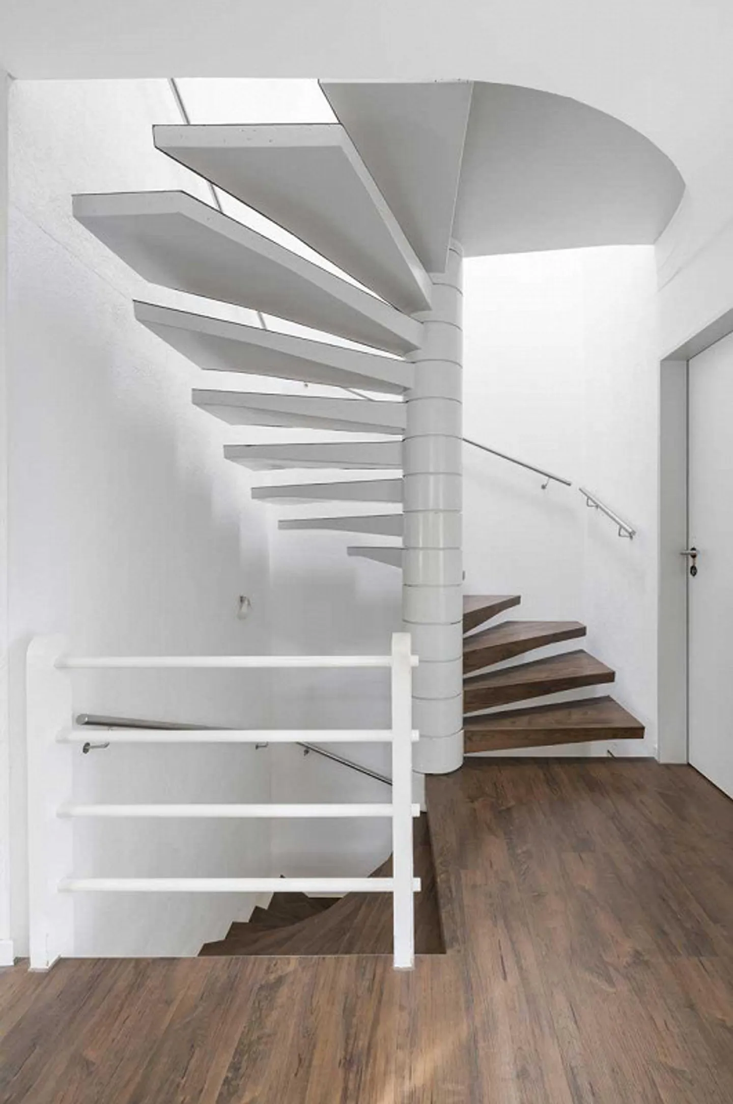 Corner House in a Quiet Location - Photo 8 of 11