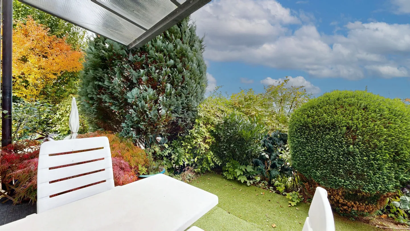 Helles 5.5-Zimmer-Doppelhaus mit Carport und zwei Aussenparkplätzen - Foto 15 von 17