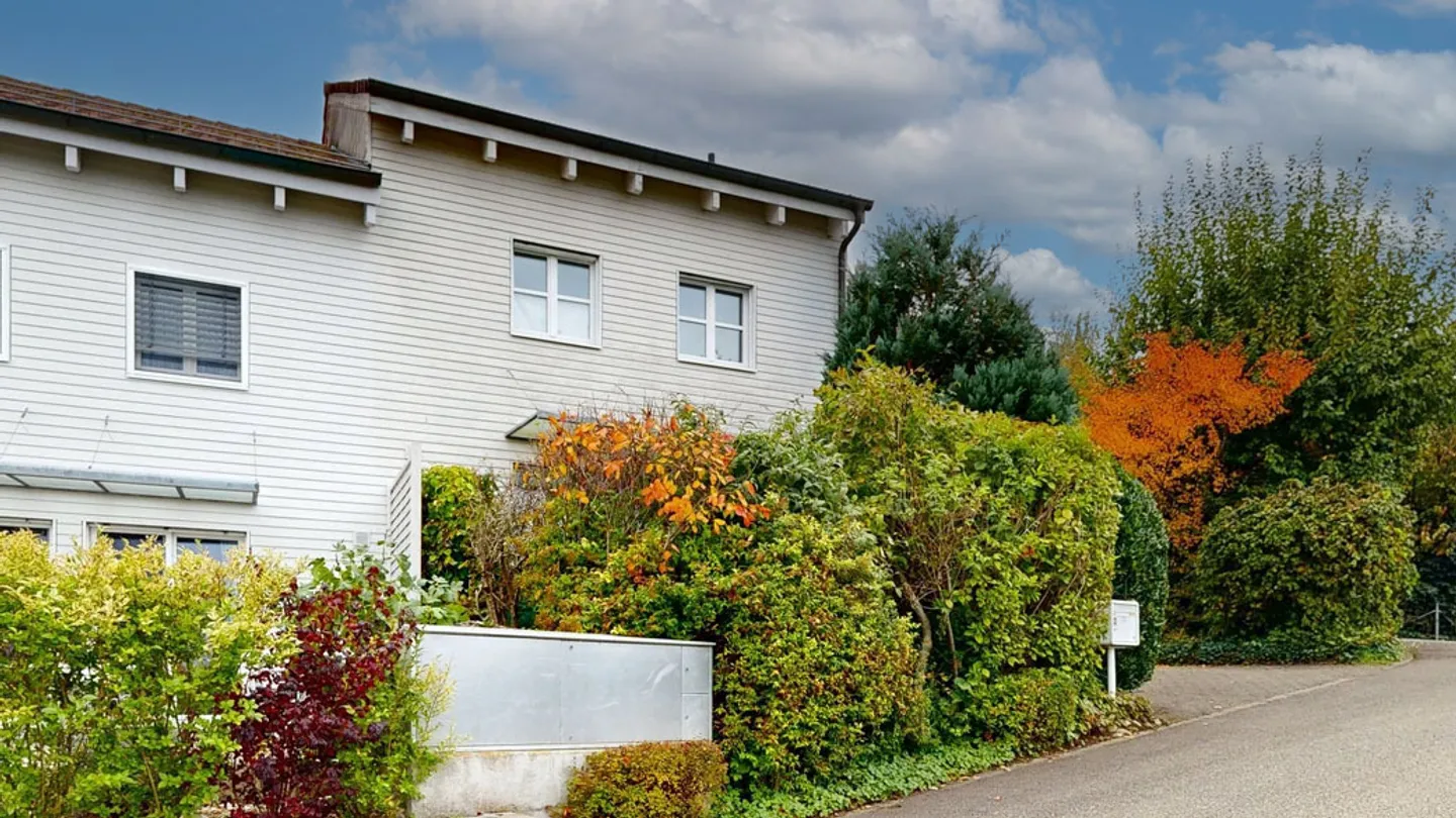Helles 5.5-Zimmer-Doppelhaus mit Carport und zwei Aussenparkplätzen - Foto 16 von 17