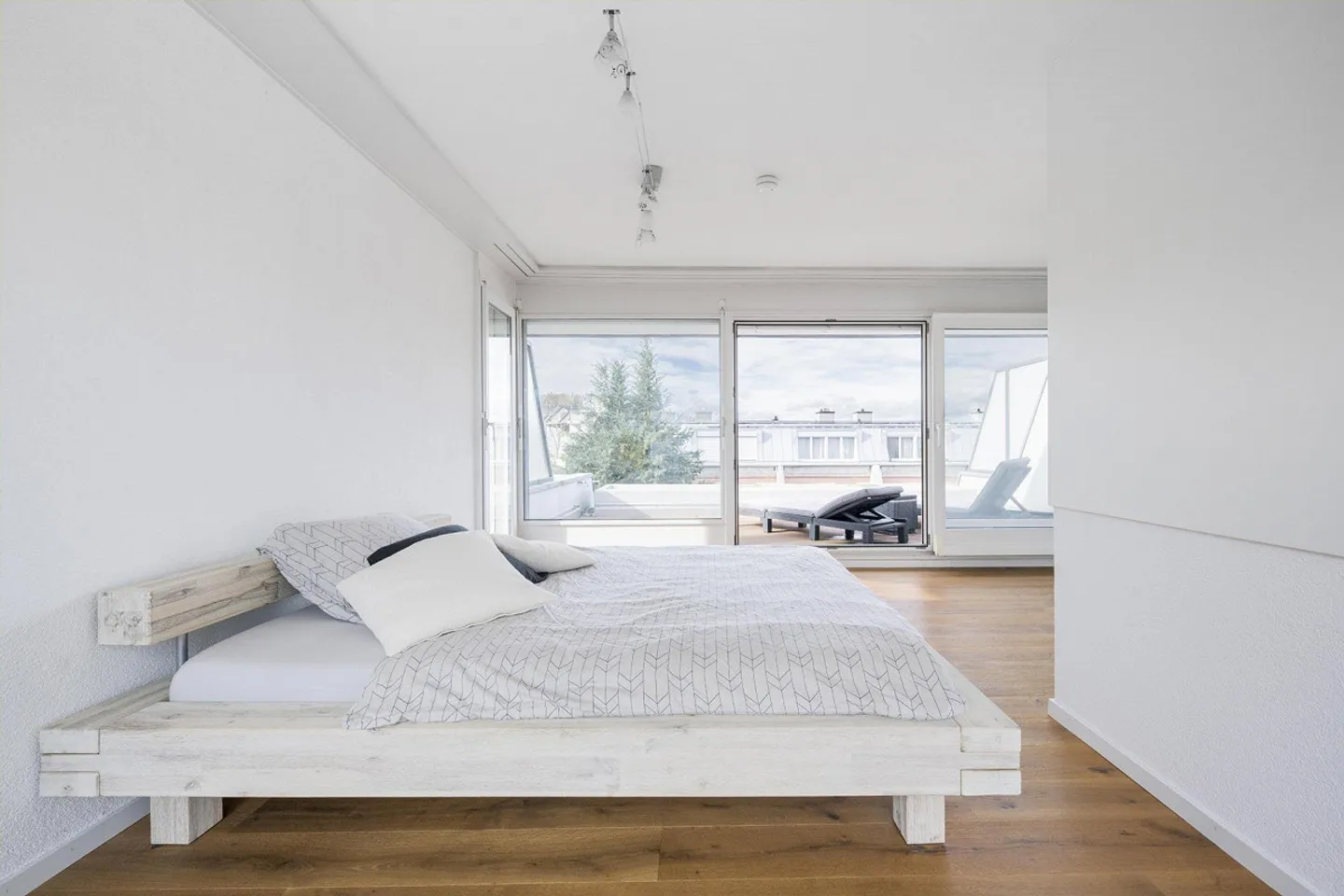 Corner House in a Quiet Location - Photo 9 of 11