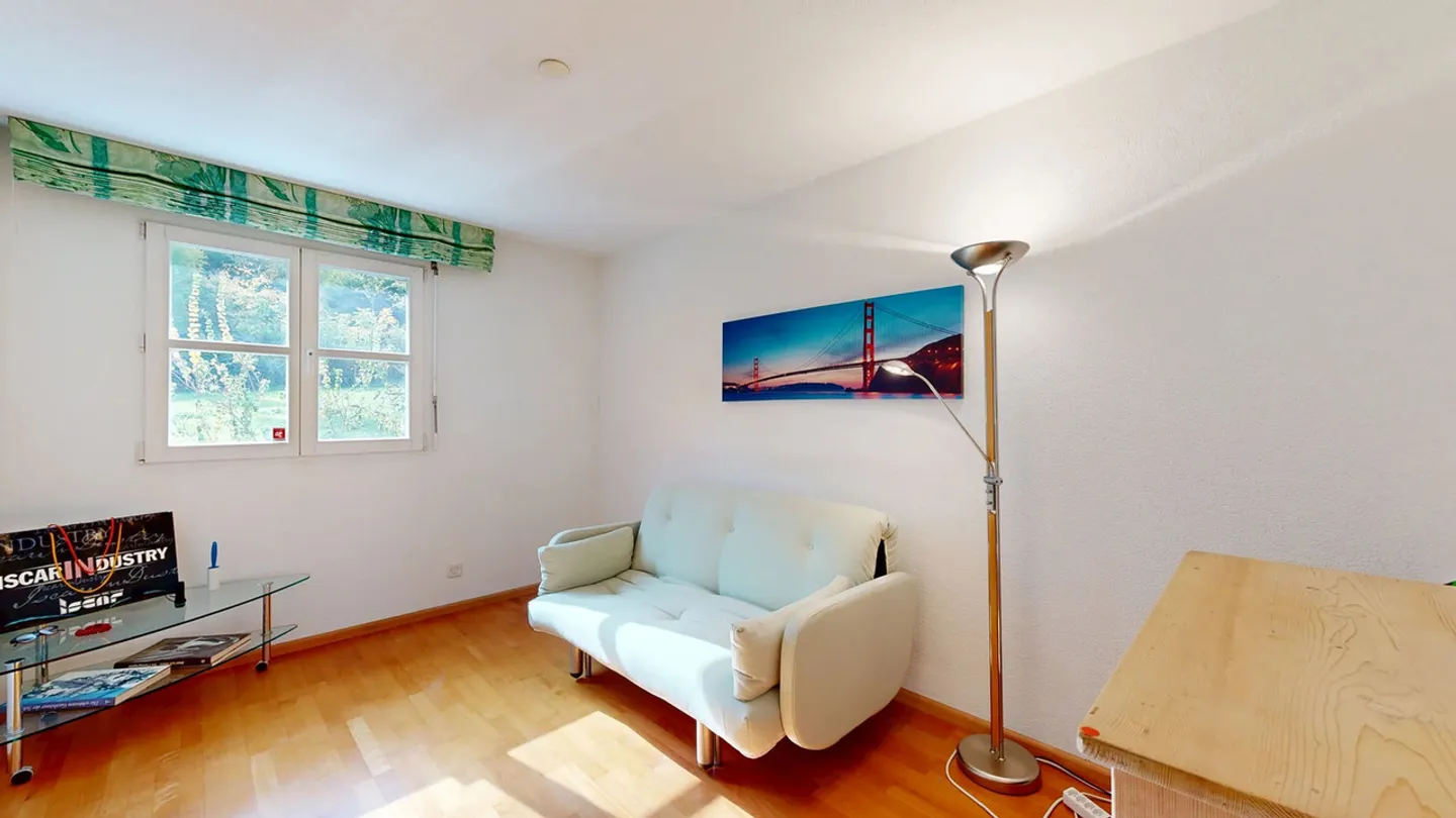 Helles 5.5-Zimmer-Doppelhaus mit Carport und zwei Aussenparkplätzen - Foto 9 von 17