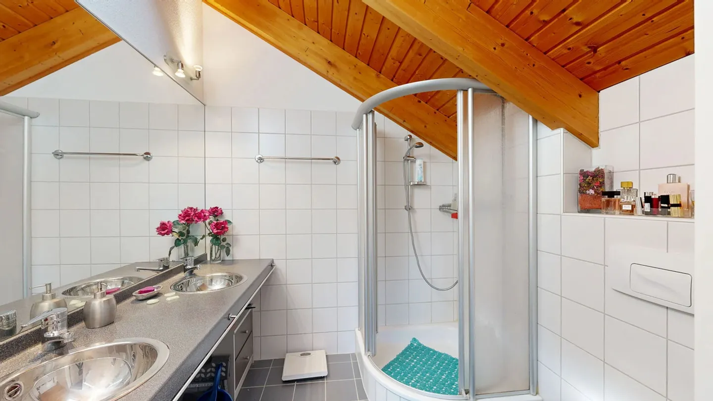 Helles 5.5-Zimmer-Doppelhaus mit Carport und zwei Aussenparkplätzen - Foto 11 von 17