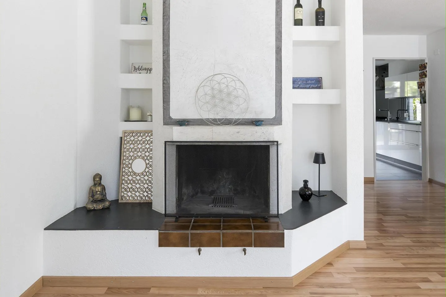 Corner House in a Quiet Location - Photo 5 of 11