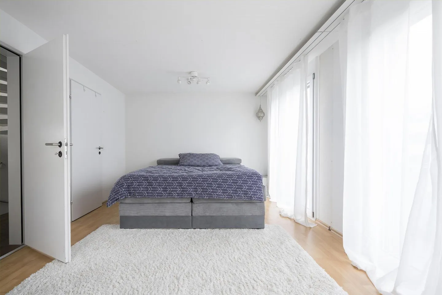 Corner House in a Quiet Location - Photo 6 of 11