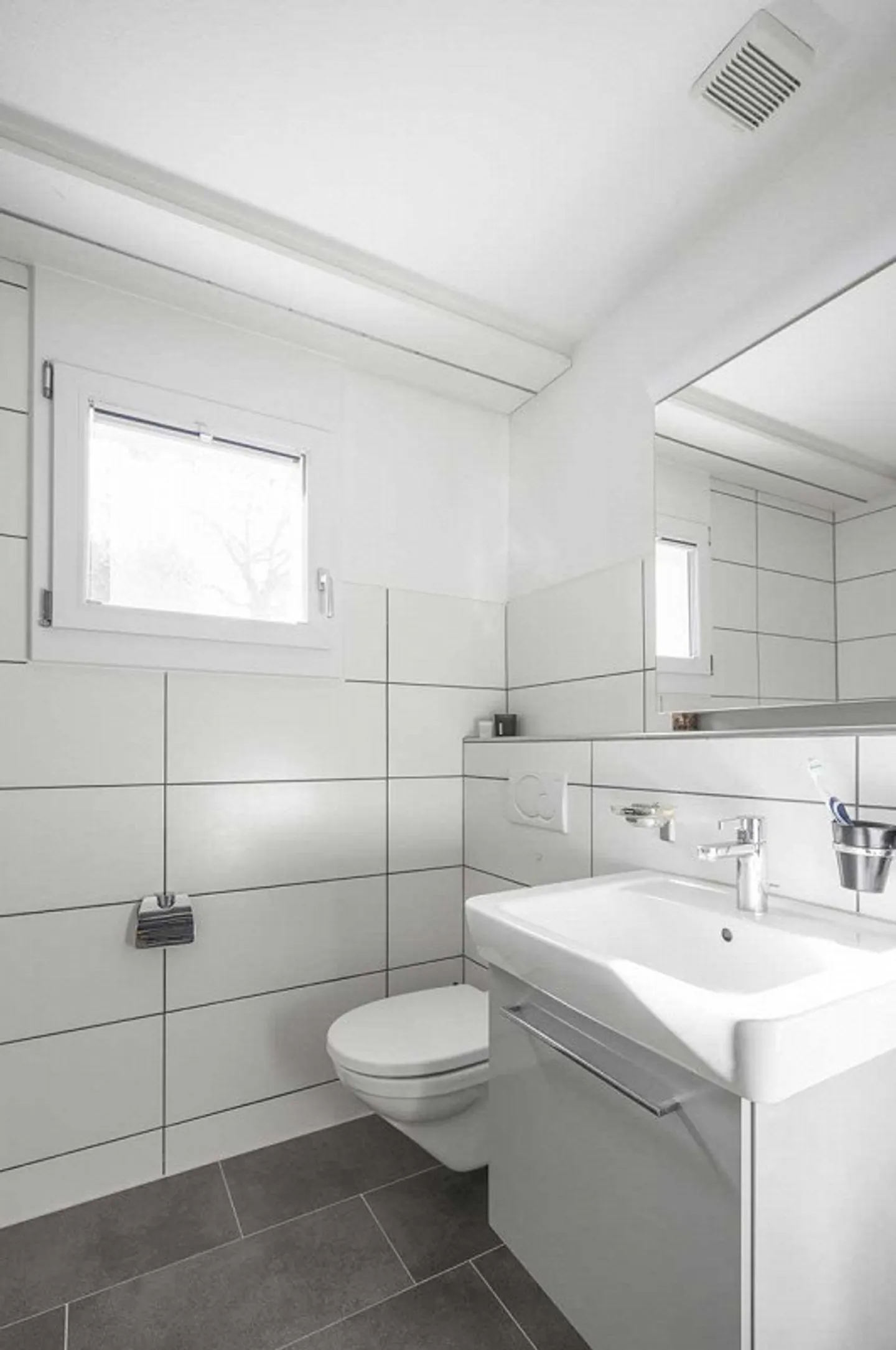 Corner House in a Quiet Location - Photo 10 of 11