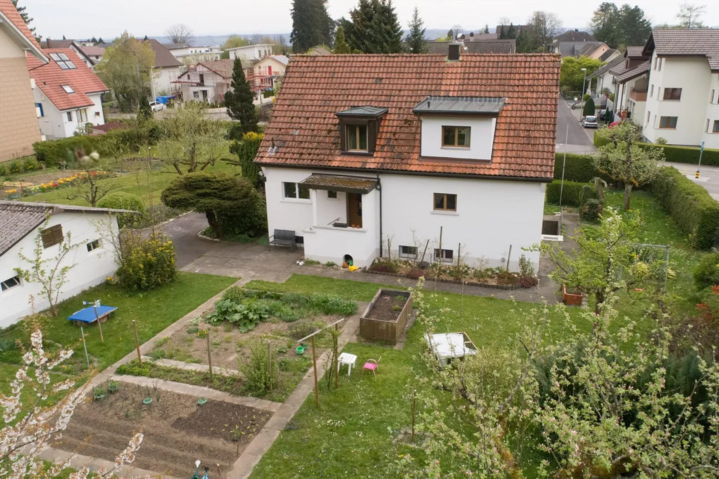 Appartamento di 3 locali in posizione tranquilla con un fantastico giardino condominiale - Foto 1 di 11