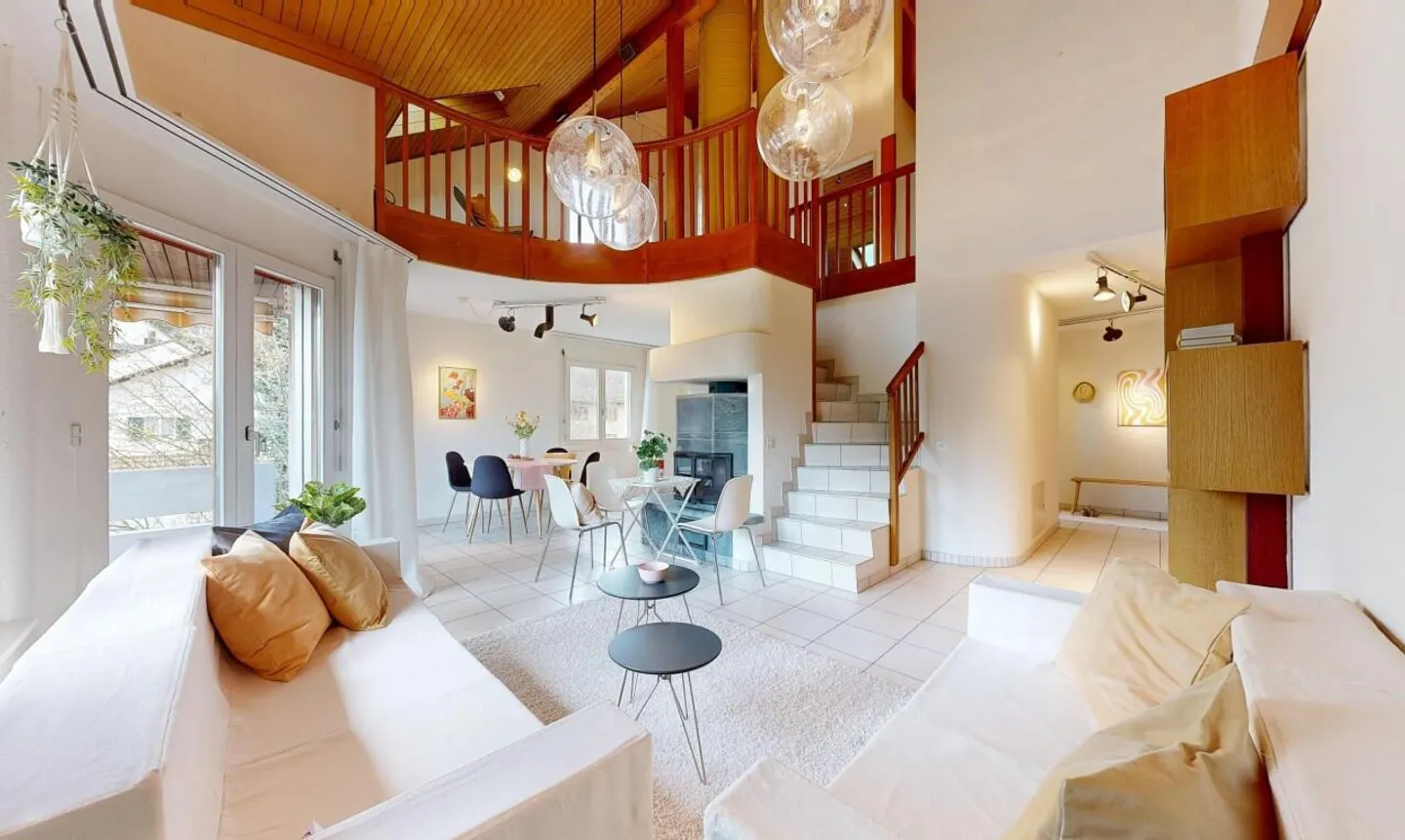 Light-flooded 5.5-room penthouse maisonette with gallery and balcony - Photo 2 of 11