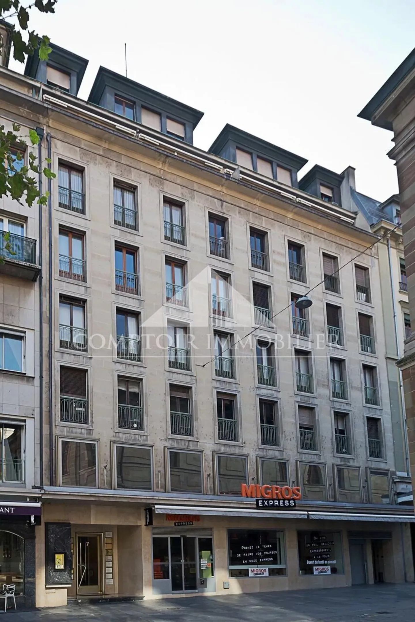 A louer, quatre petites vitrines au rez-de-chaussée. - Photo 1 sur 3