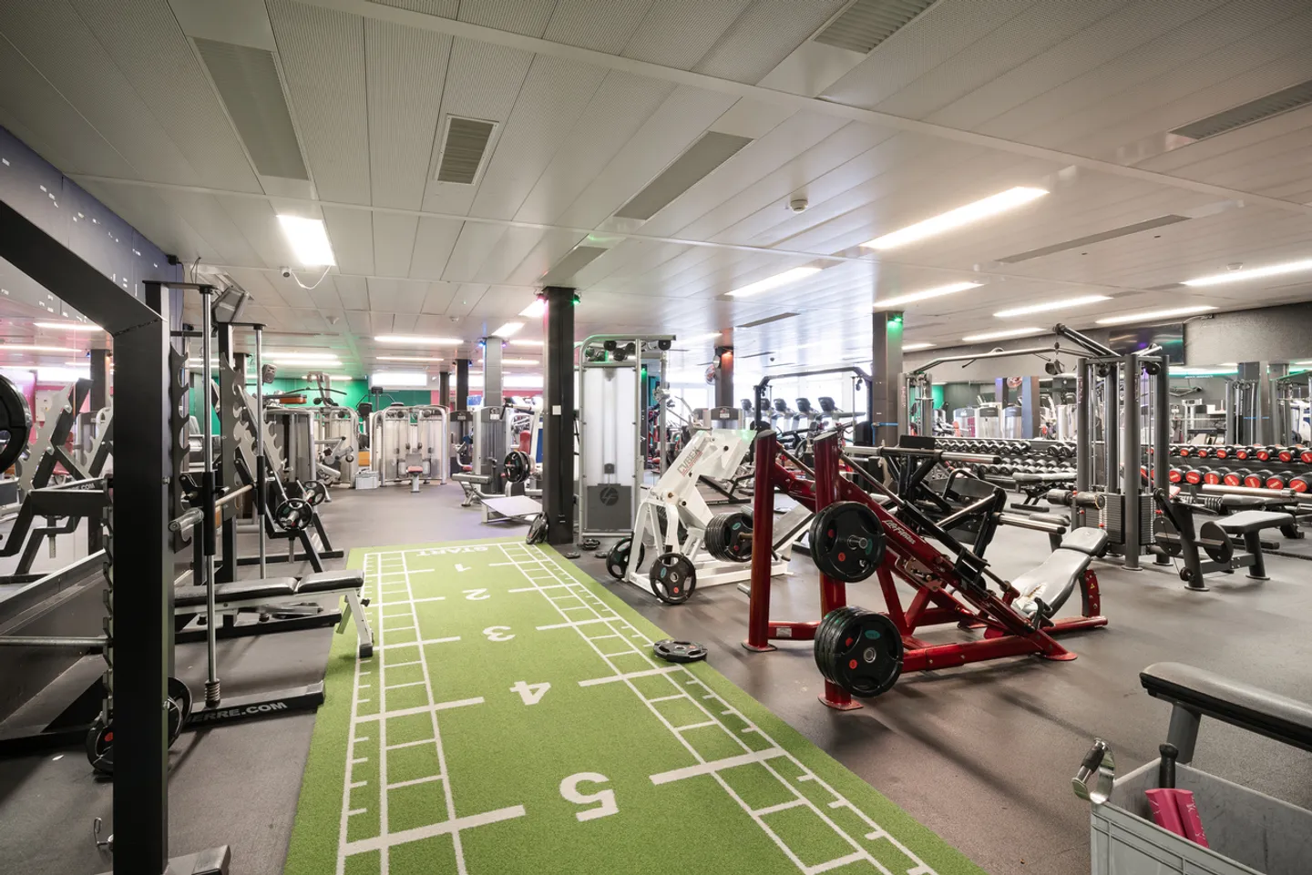 Spazio commerciale con luce naturale e molte possibilità di circa 750 m²! - Foto 1 di 4