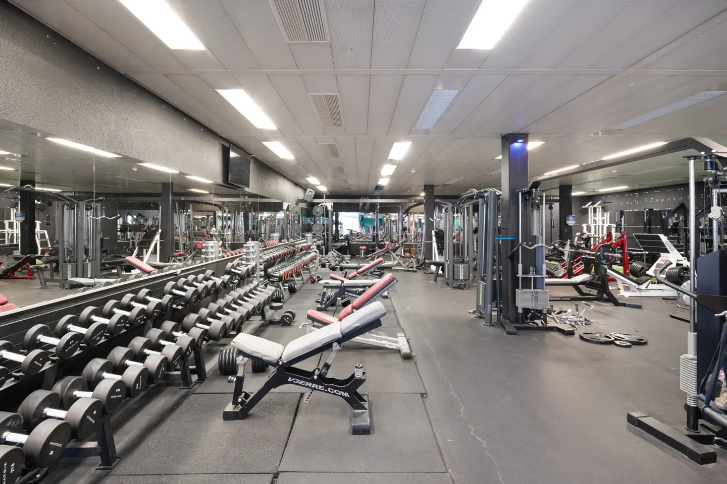 Spazio commerciale con luce naturale e molte possibilità di circa 750 m²! - Foto 2 di 4