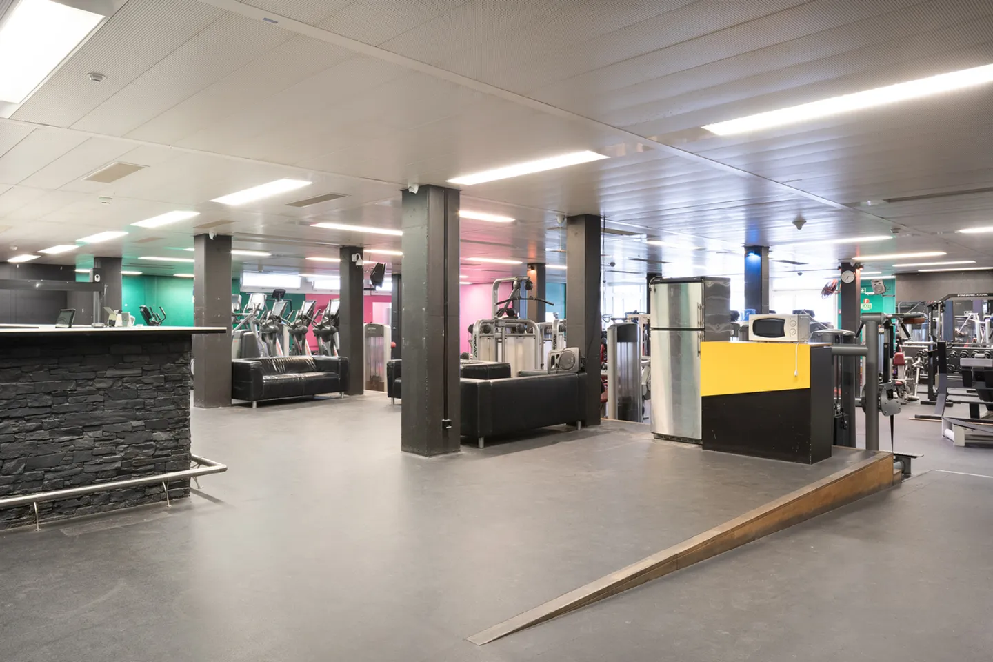 Spazio commerciale con luce naturale e molte possibilità di circa 750 m²! - Foto 3 di 4