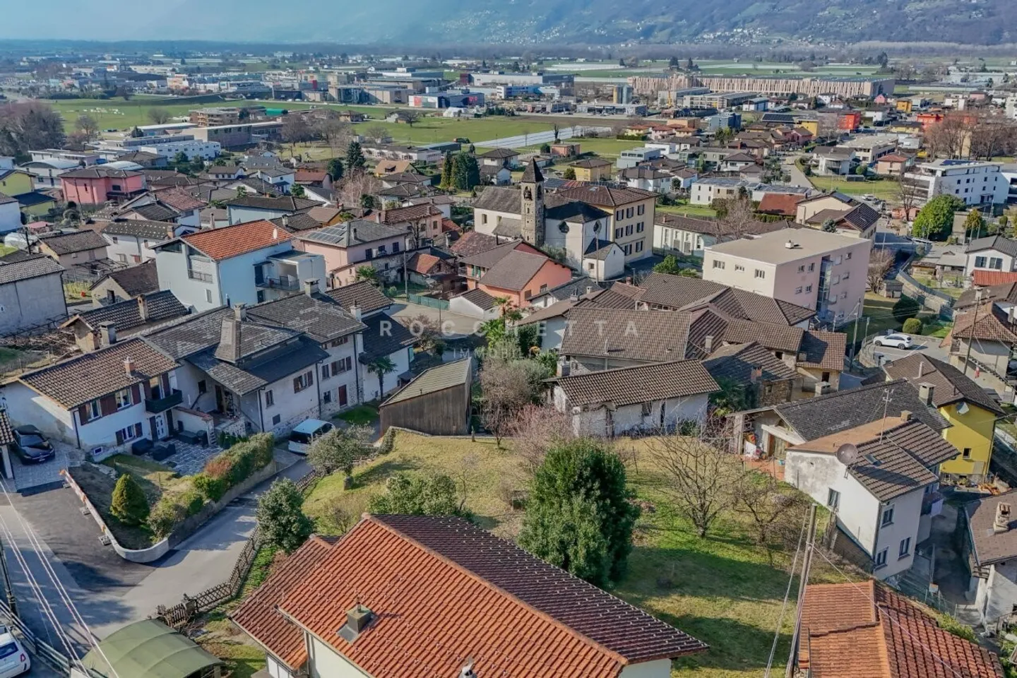 Terrain constructible dans une position stratégique et légèrement surélevée - Photo 1 sur 7