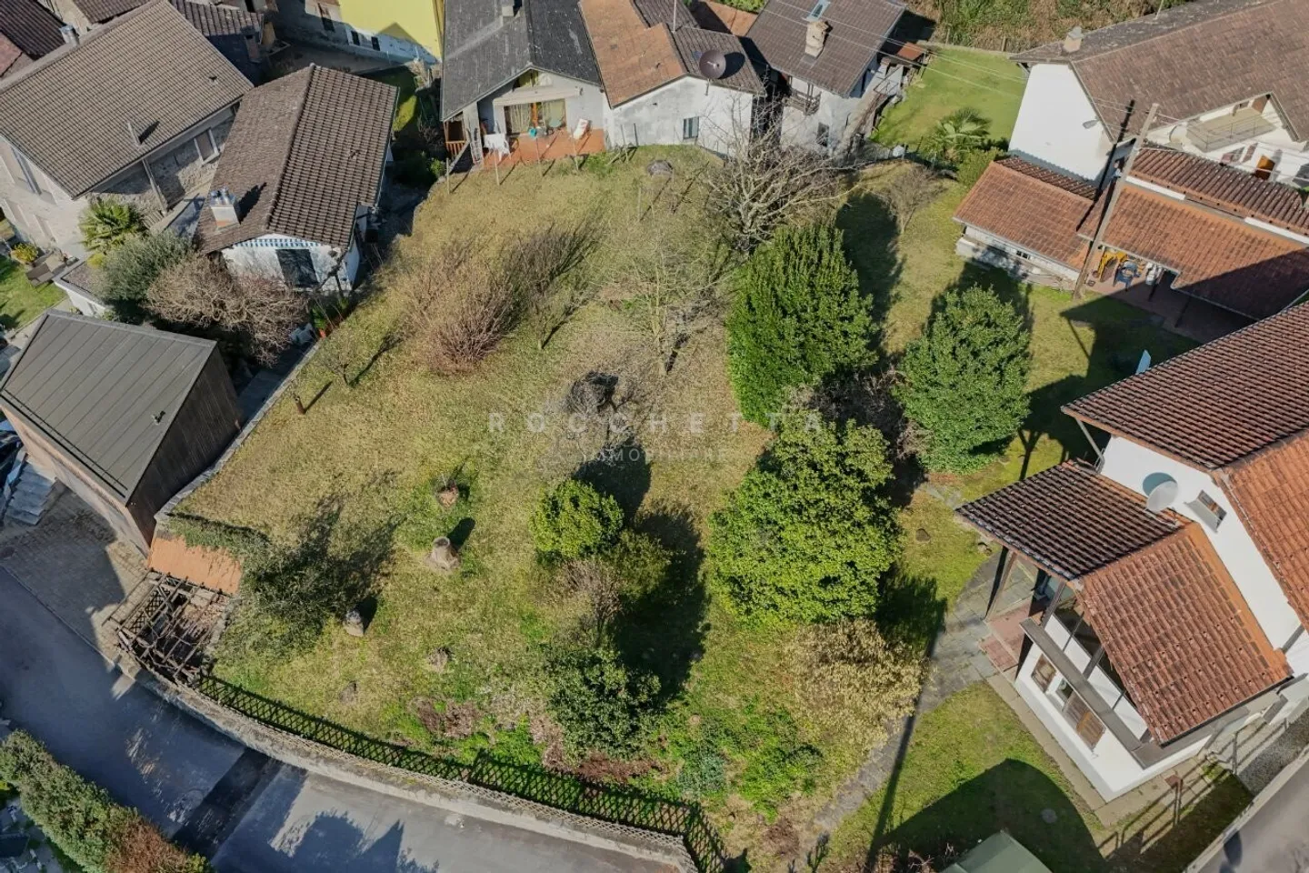 Terrain constructible dans une position stratégique et légèrement surélevée - Photo 2 sur 7