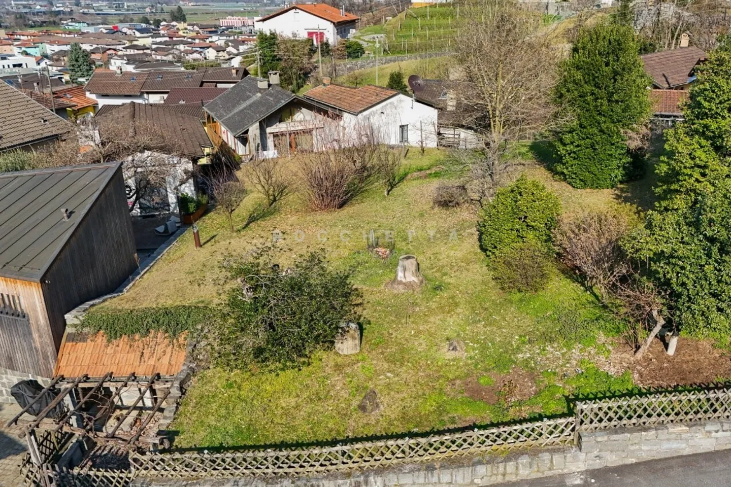 Terrain constructible dans une position stratégique et légèrement surélevée - Photo 4 sur 7