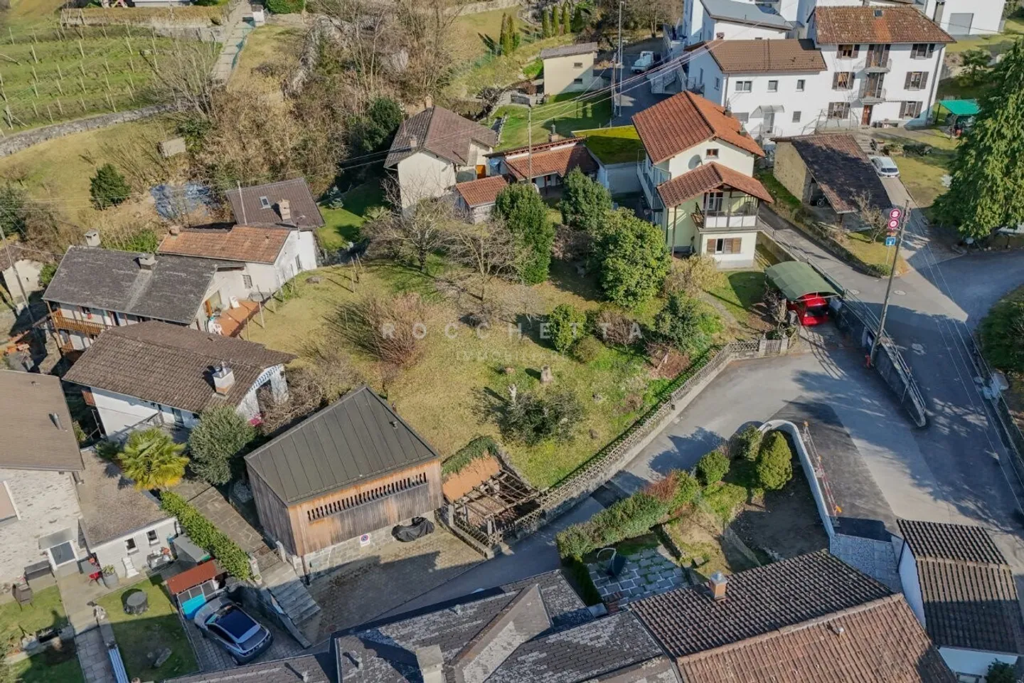 Terrain constructible dans une position stratégique et légèrement surélevée - Photo 5 sur 7