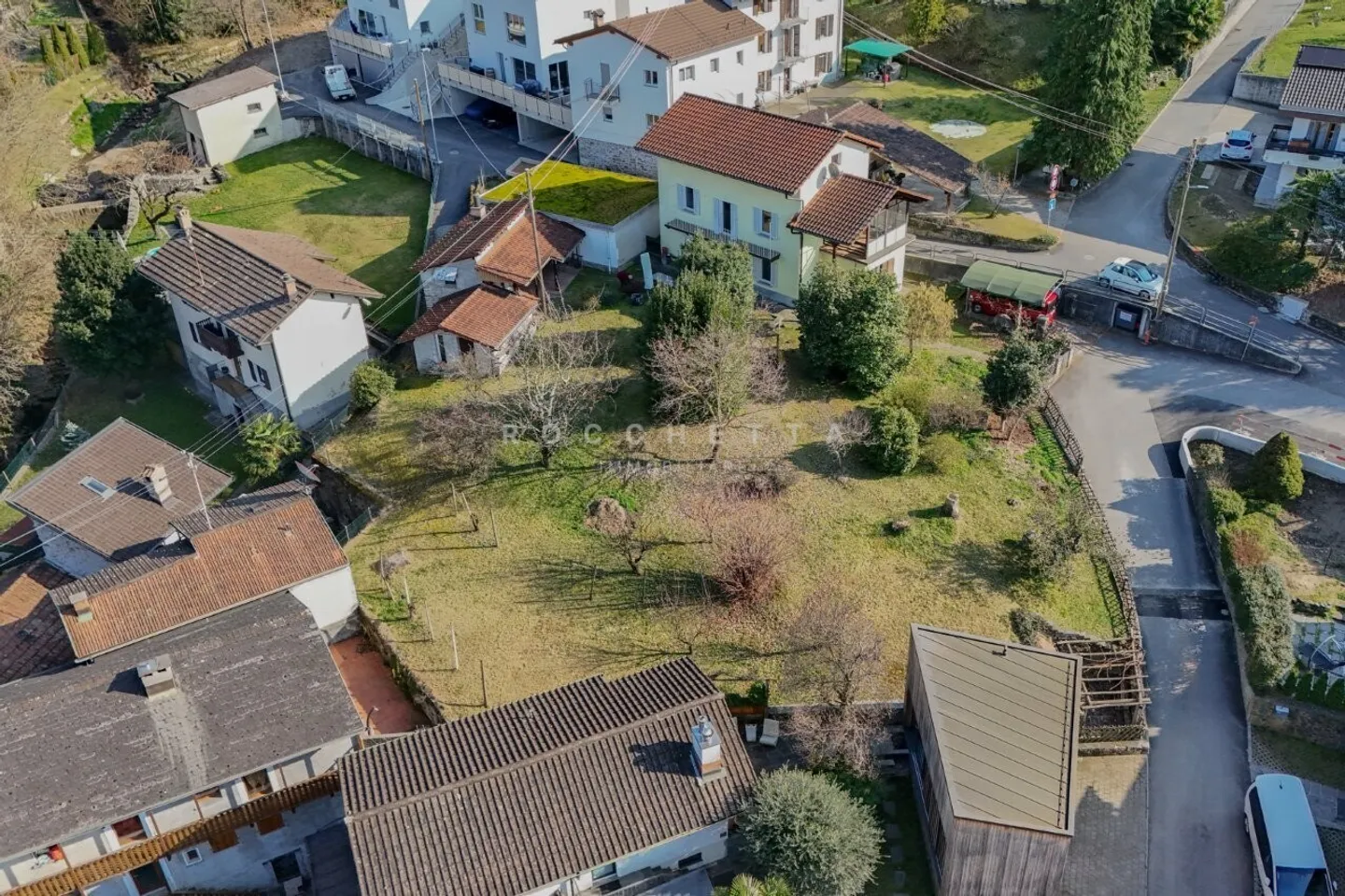 Terrain constructible dans une position stratégique et légèrement surélevée - Photo 6 sur 7