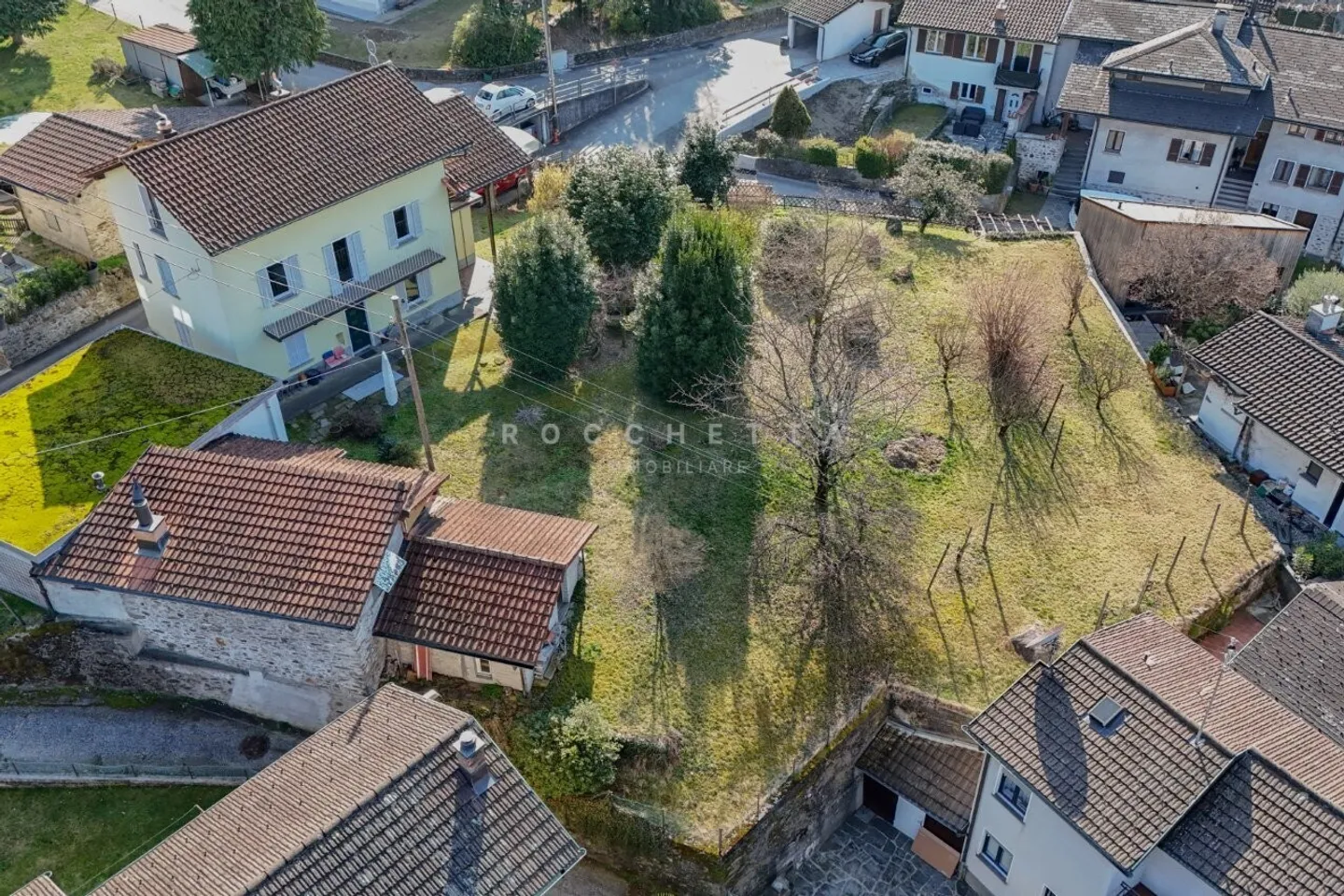 Terrain constructible dans une position stratégique et légèrement surélevée - Photo 3 sur 7