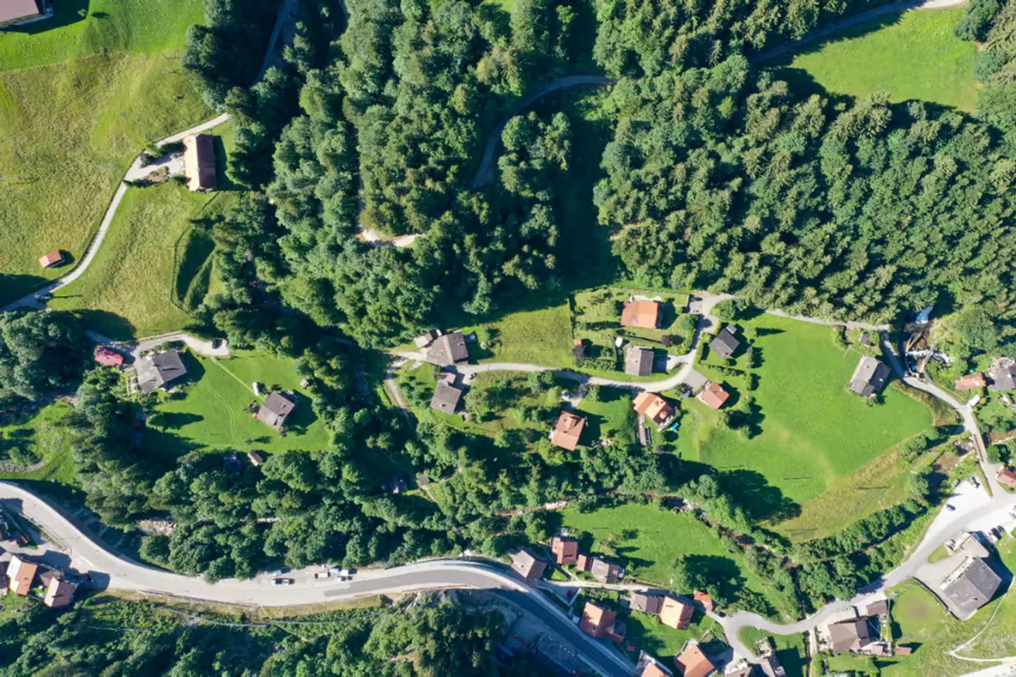 Chalet nuovo e contemporaneo in un ambiente verde - Foto 6 di 7