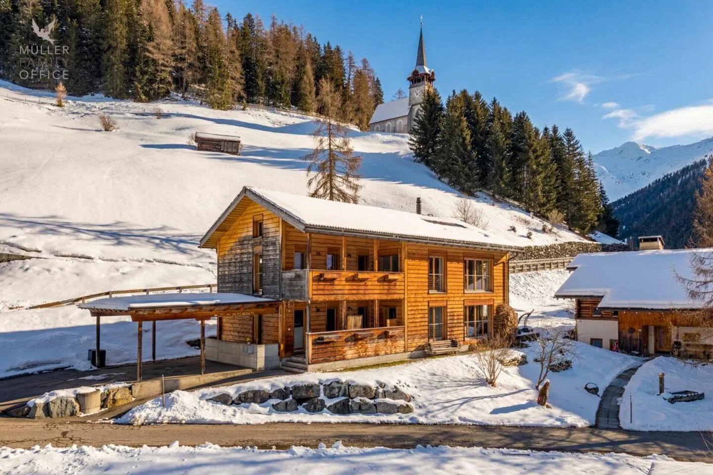 Stilvolles Holzhaus mit alpinem Charme und nachhaltigem Wohn- und E... - Foto 1 di 13