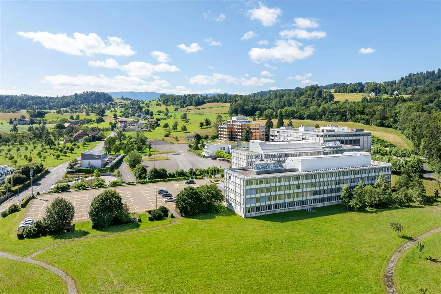 12 - 3'000m² Spazi per uffici sviluppati con vista sul lago - Foto 1 di 13