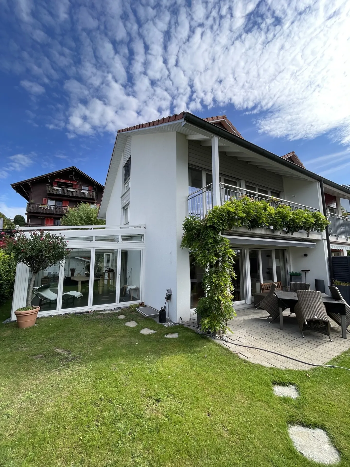 Modernes Familienhaus mit Garten - Foto 1 von 10