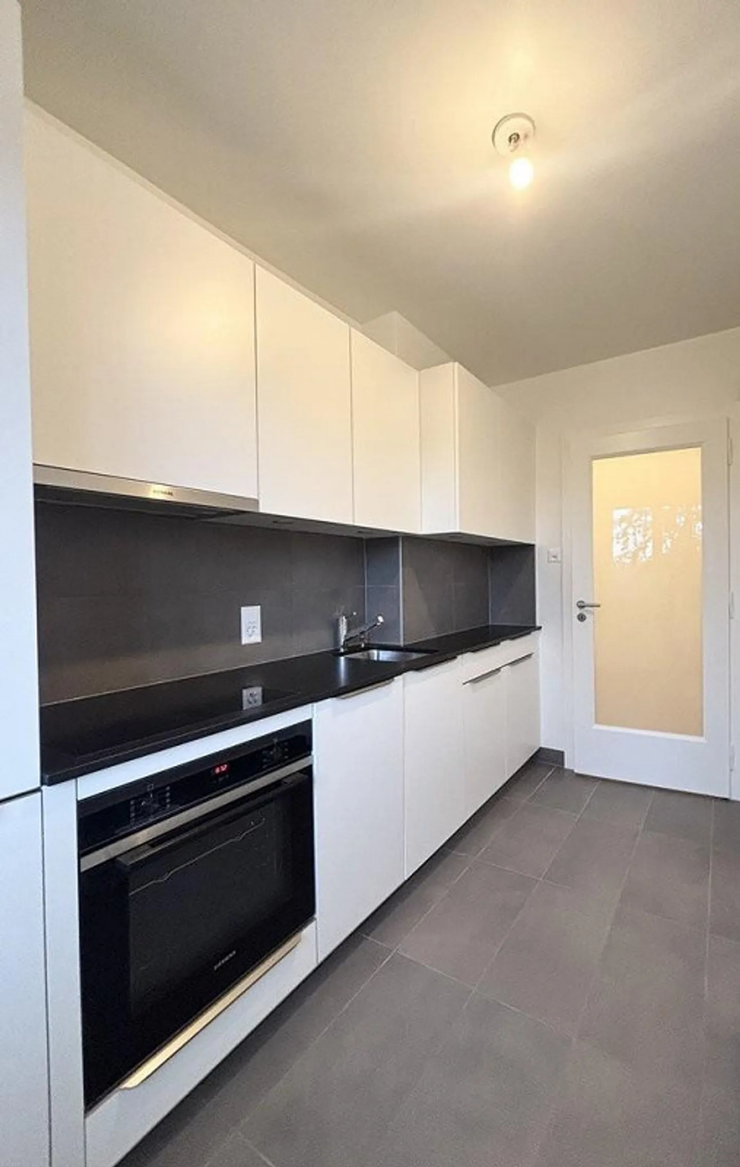 Completely renovated apartment near all amenities - Photo 4 of 10