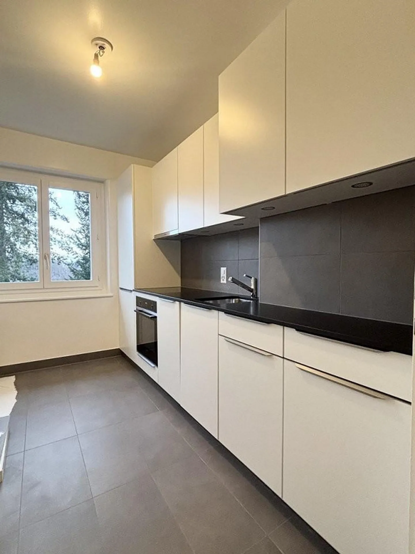 Completely renovated apartment near all amenities - Photo 3 of 10