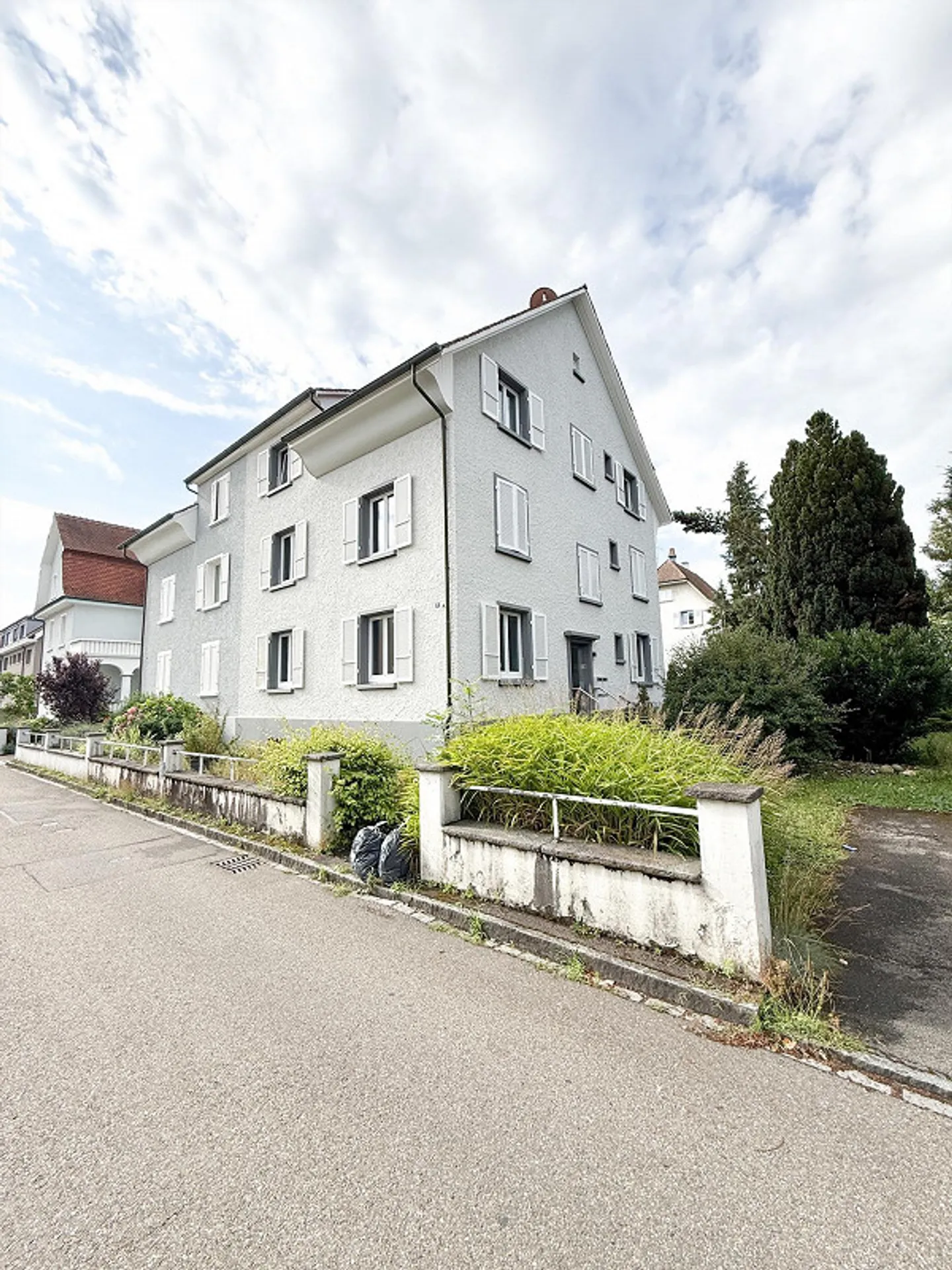 Maison résidentielle avec des possibilités d'utilisation polyvalentes - Photo 1 sur 17