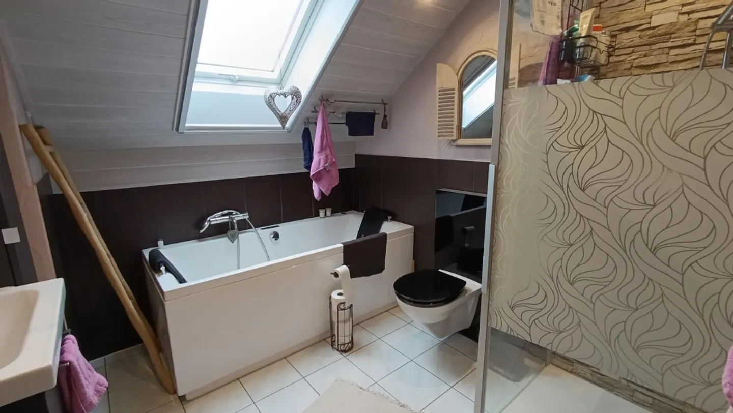 Detached house with natural garden & photovoltaic system - Photo 3 of 28