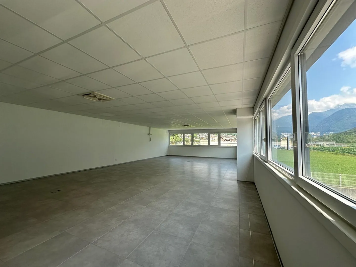 bureaux de différentes tailles et entrepôt à louer - Photo 2 sur 11