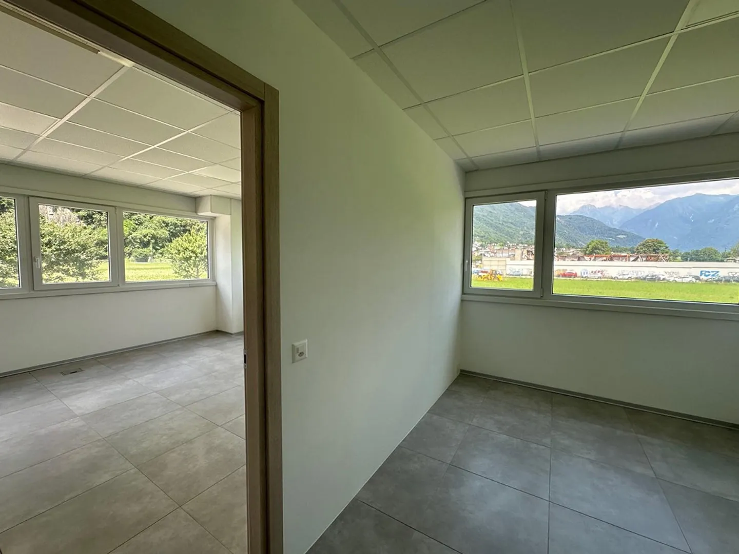 bureaux de différentes tailles et entrepôt à louer - Photo 3 sur 11