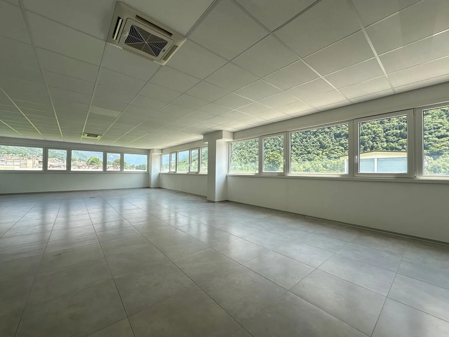 bureaux de différentes tailles et entrepôt à louer - Photo 1 sur 11