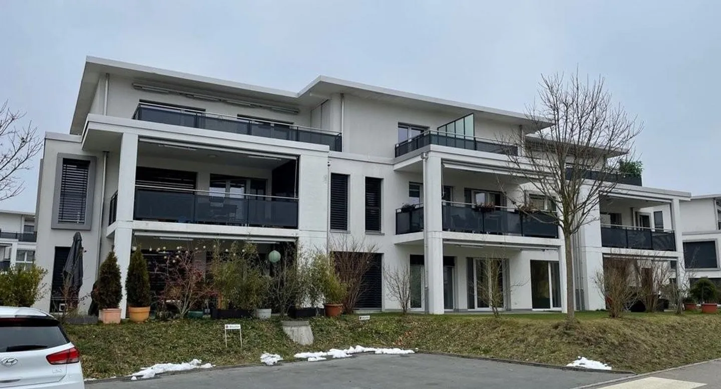 Beau logement à Studen - Photo 1 sur 8