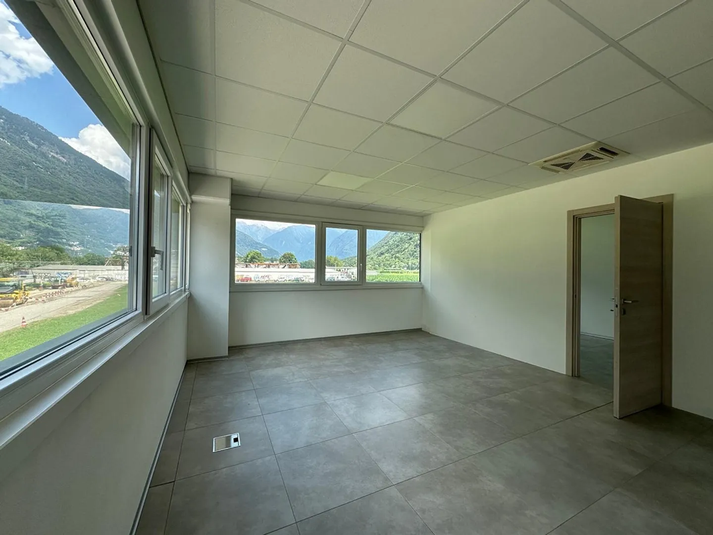 bureaux de différentes tailles et entrepôt à louer - Photo 4 sur 11