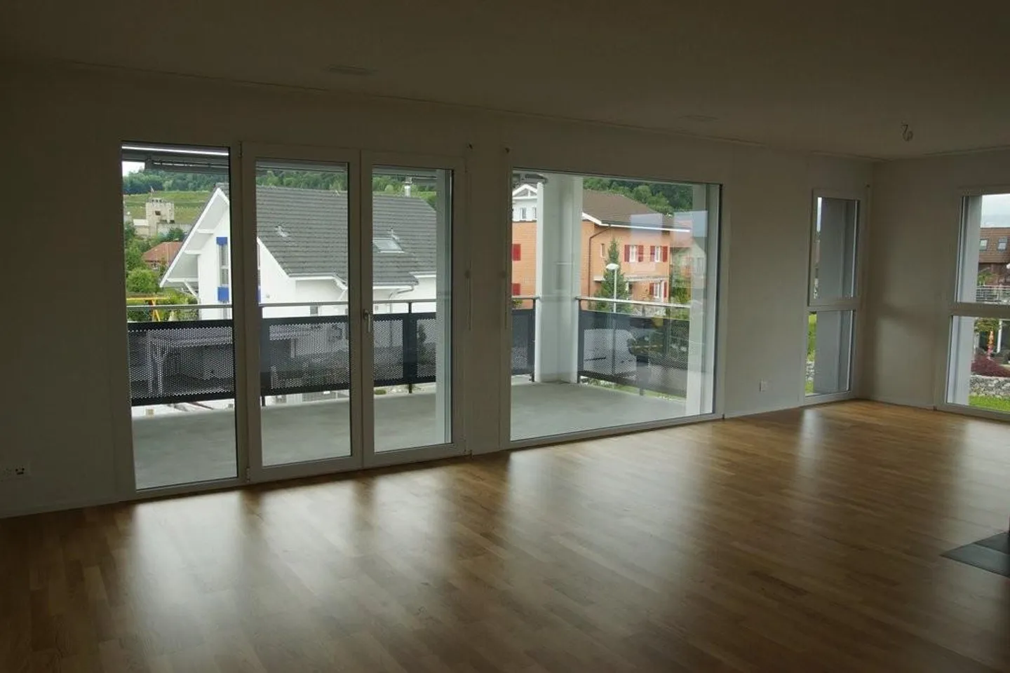 Beau logement à Studen - Photo 3 sur 8