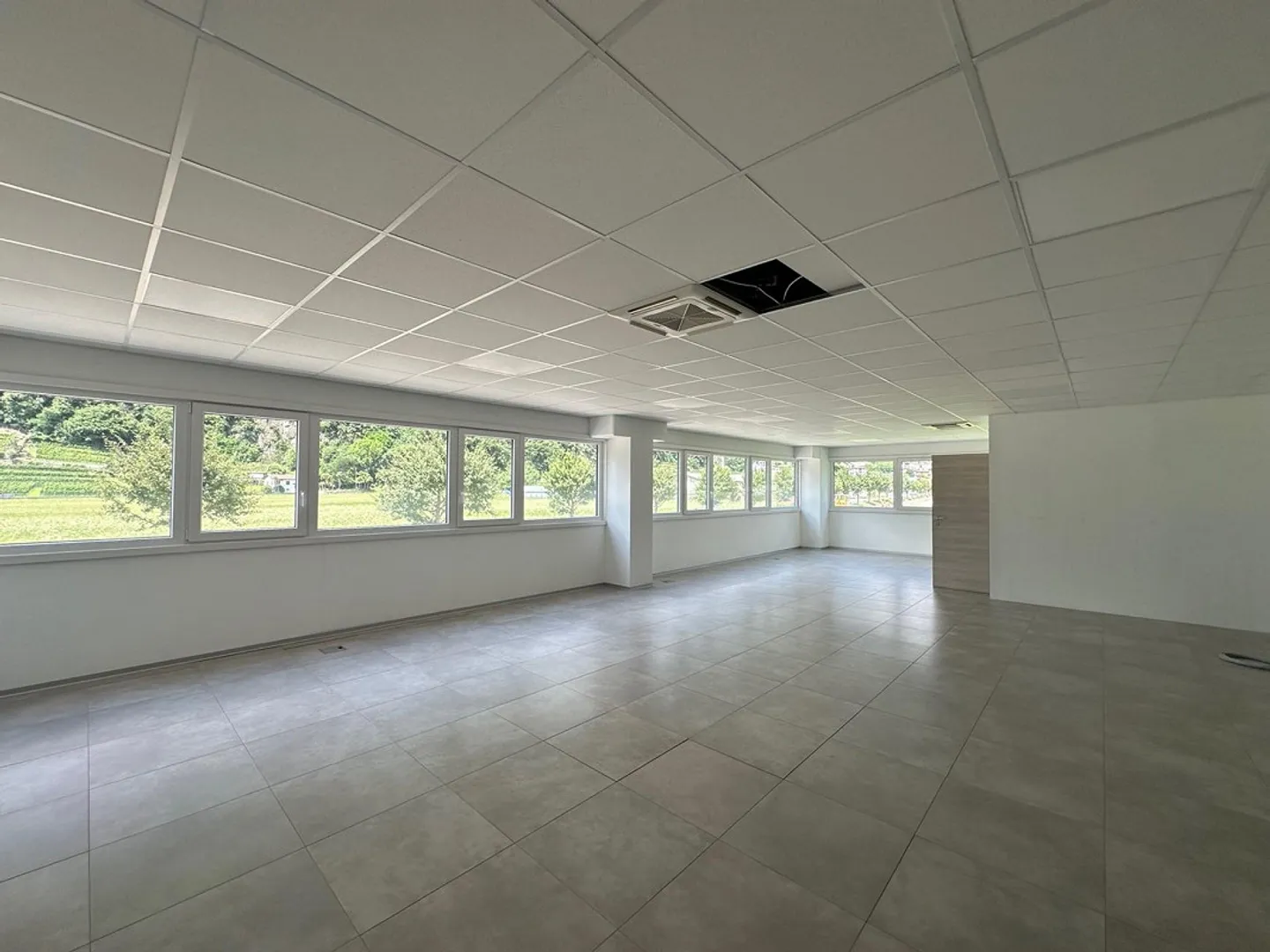 bureaux de différentes tailles et entrepôt à louer - Photo 5 sur 11