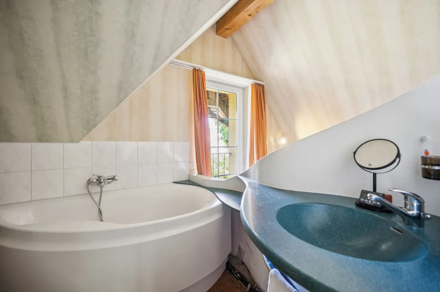 Affascinante casa unifamiliare di 5,5 stanze con grande terreno in posizione rurale - Foto 4 di 13
