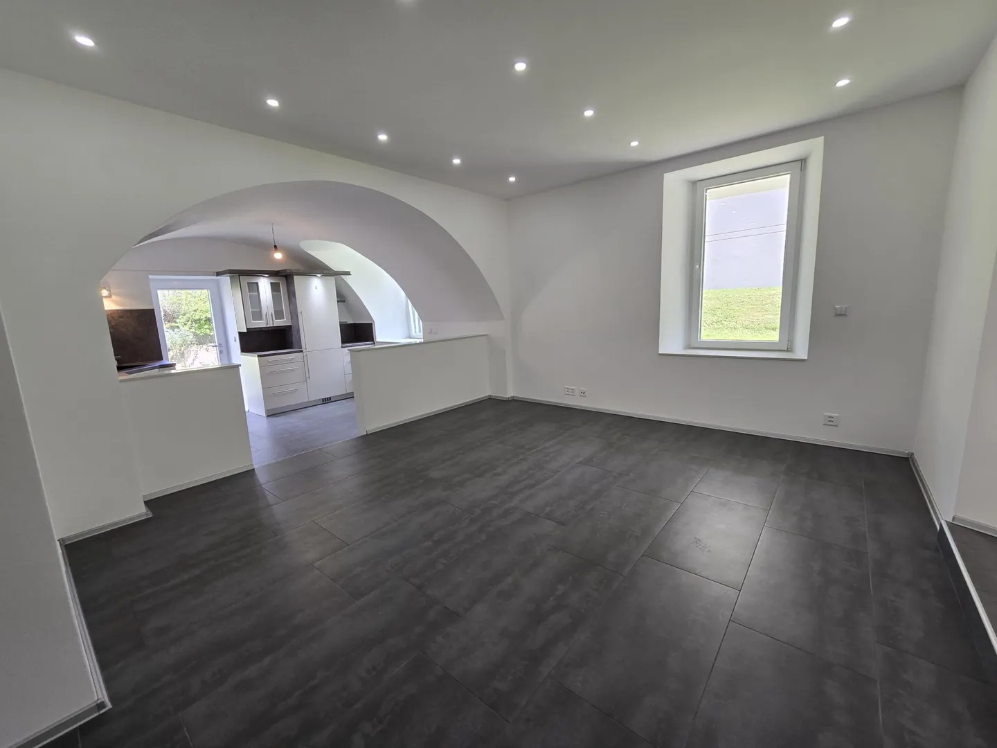 Rez-de-jardin : 4,5 pièces avec un charme unique ! Parking inclus - Photo 1 sur 7