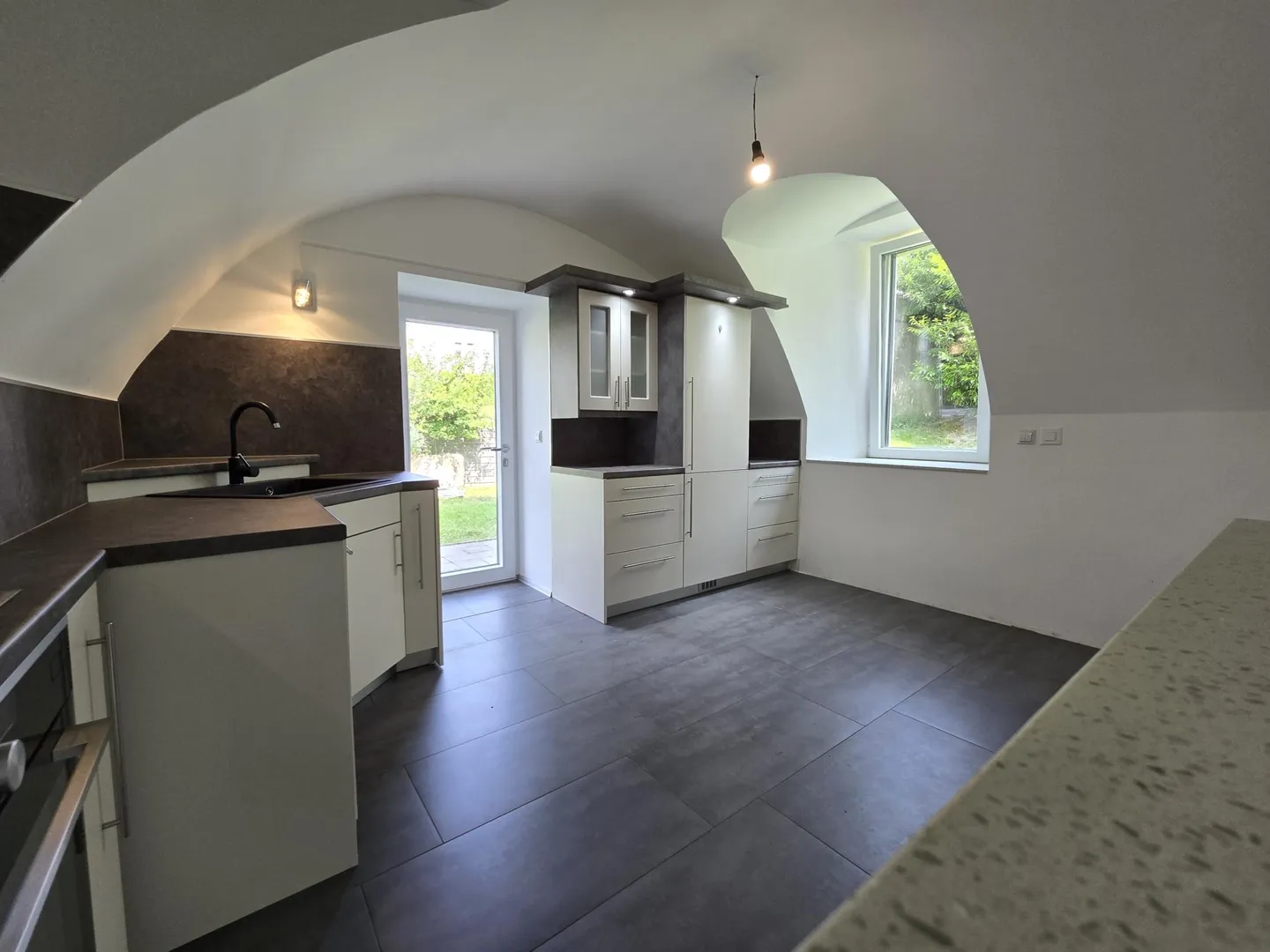 Rez-de-jardin : 4,5 pièces avec un charme unique ! Parking inclus - Photo 2 sur 7