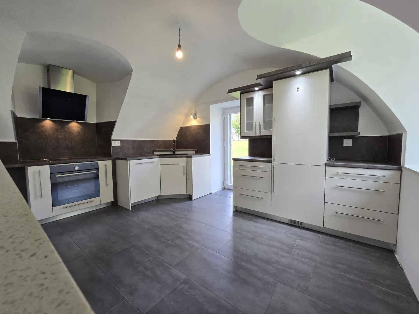 Rez-de-jardin : 4,5 pièces avec un charme unique ! Parking inclus - Photo 4 sur 7