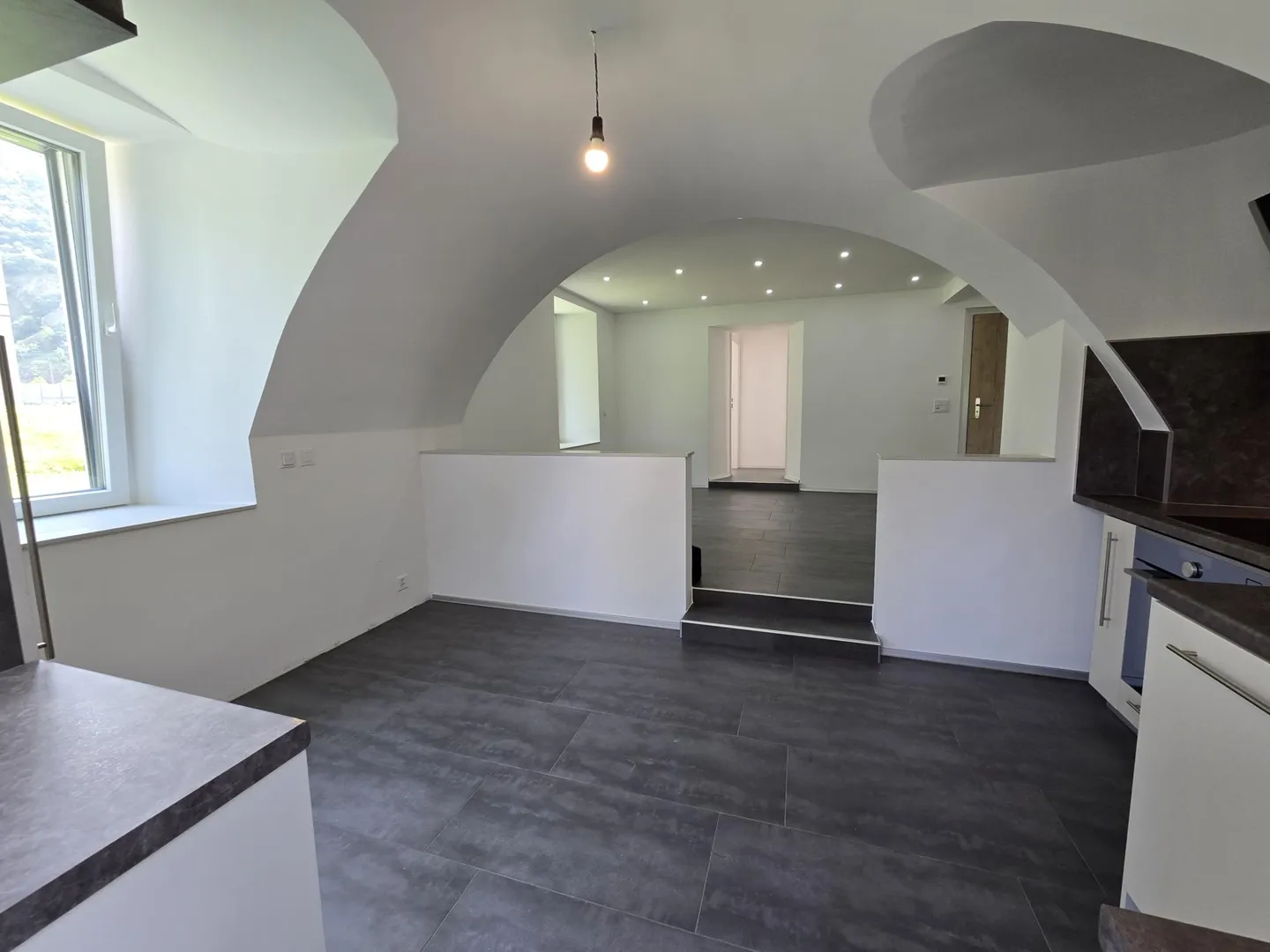 Rez-de-jardin : 4,5 pièces avec un charme unique ! Parking inclus - Photo 3 sur 7