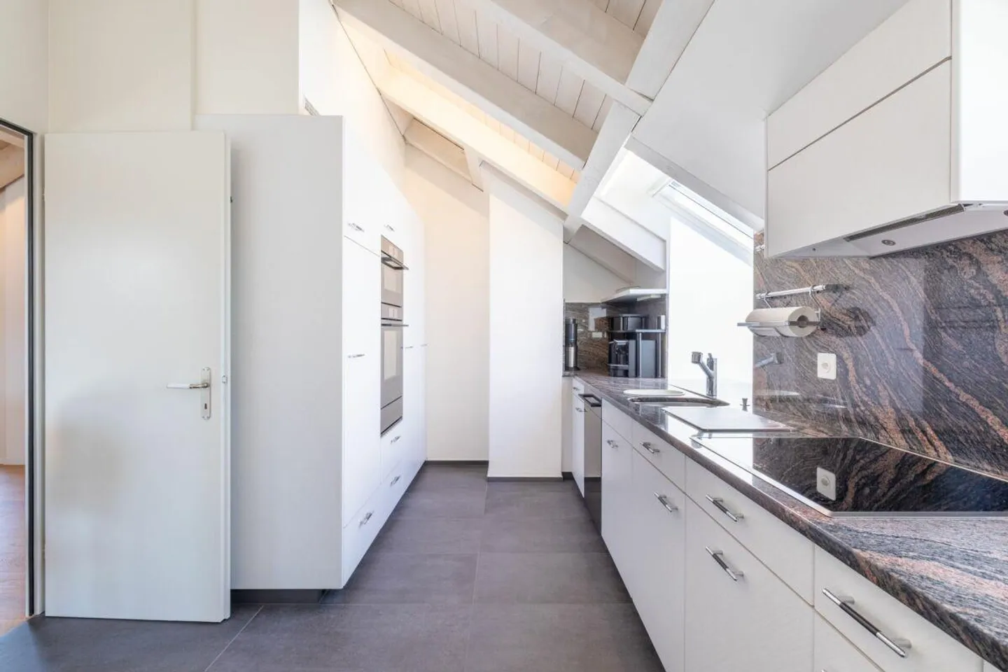 Brilliant attic apartment in a central location - Photo 4 of 8